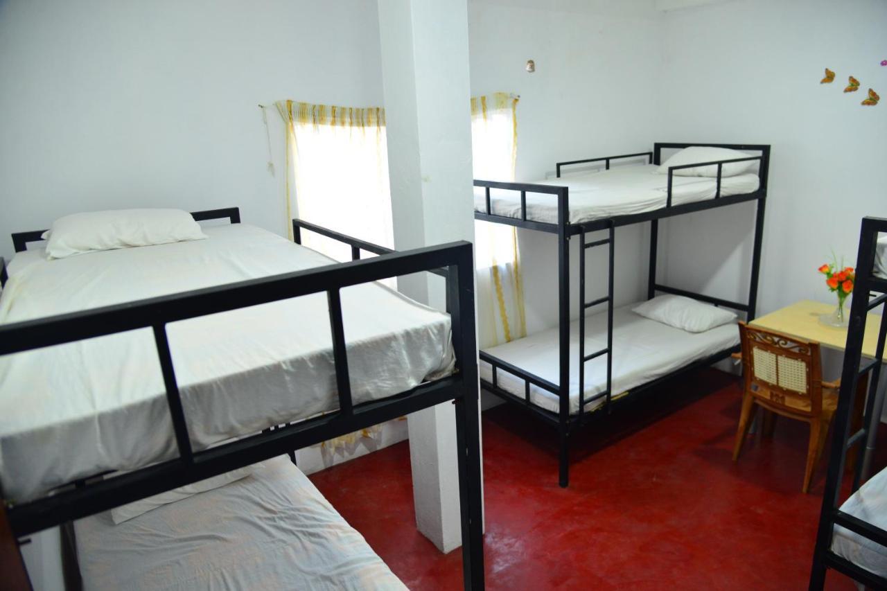 Lucky Beach Front Hostel Hikkaduwa Esterno foto