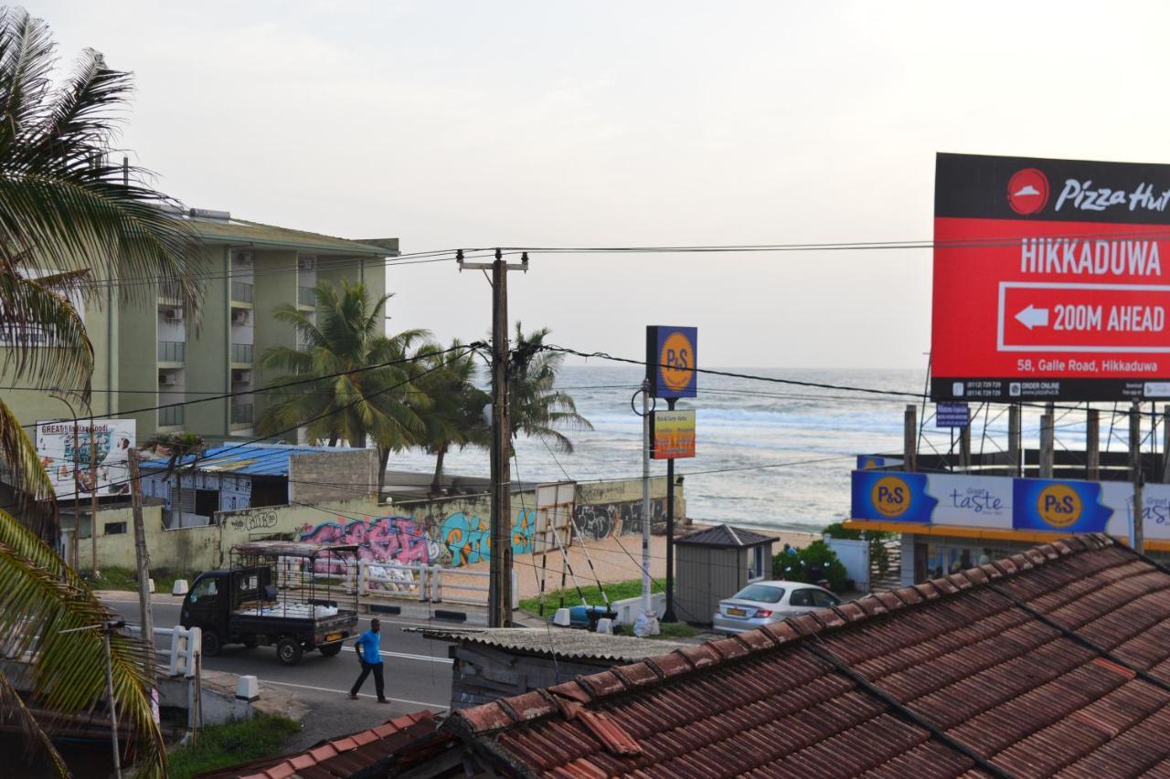 Lucky Beach Front Hostel Hikkaduwa Esterno foto